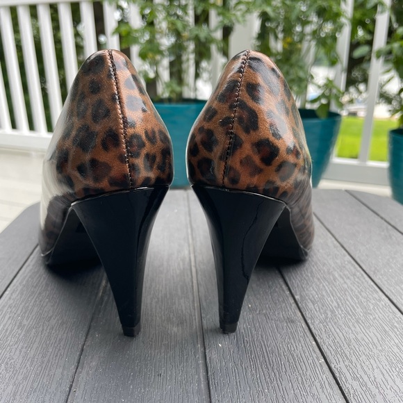 Patent-look animal print peep-toe pumps - Picture 6 of 6
